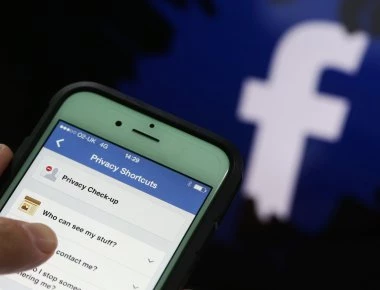 «Πόλεμος» ανάμεσα σε Apple και Facebook για την παρακολούθηση δεδομένων χωρίς άδεια